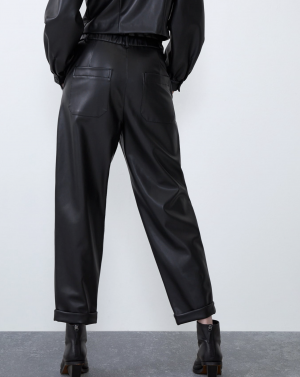 SLOUCHY-HOSE AUS KUNSTLEDER